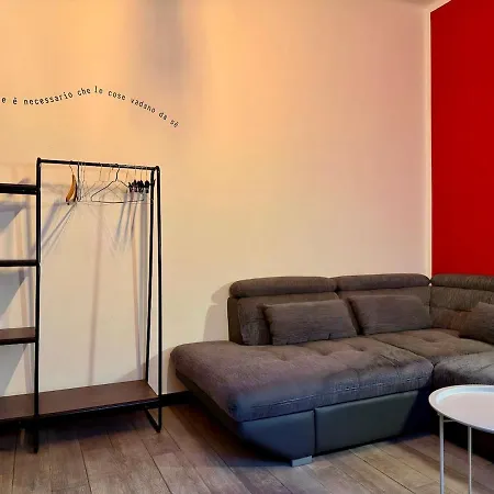 Spacious 8 Mins By Metro To Center Genova